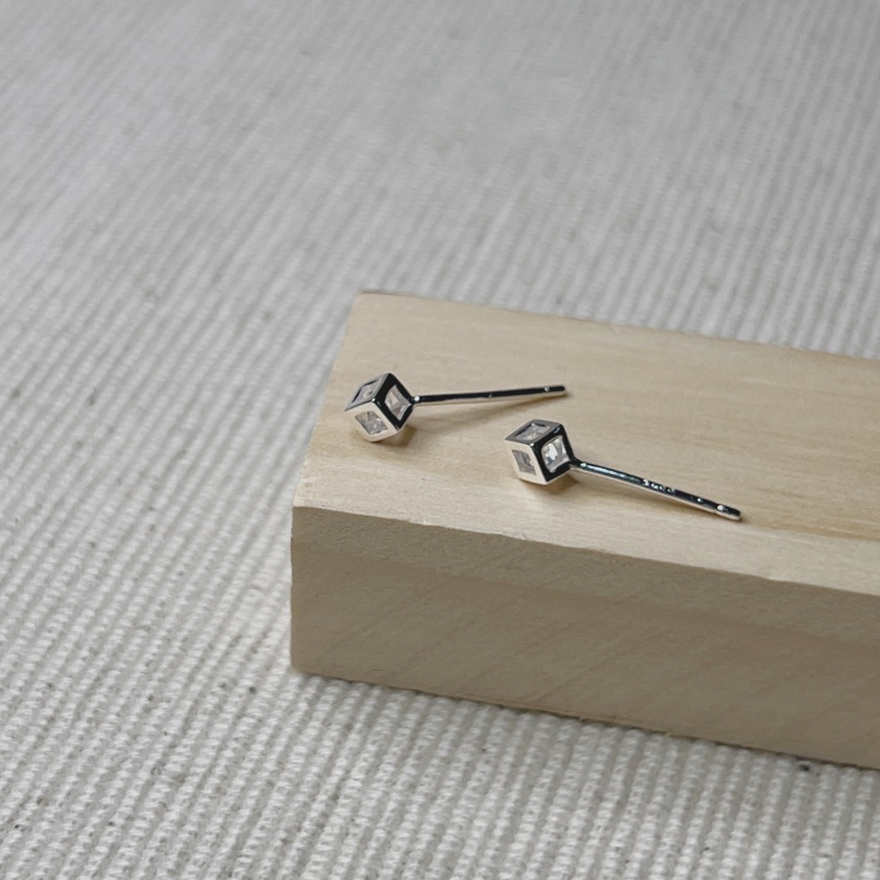 【Moonsee】純銀耳針款-簍空方塊(對)